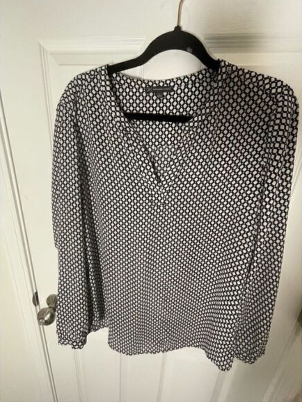 ☆Adrianna Papell Black & White Geometric V-Neck Blouse